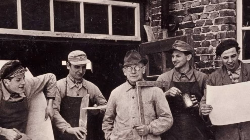Sorpetaler workshop craftsmen posing outside the shop, 1929