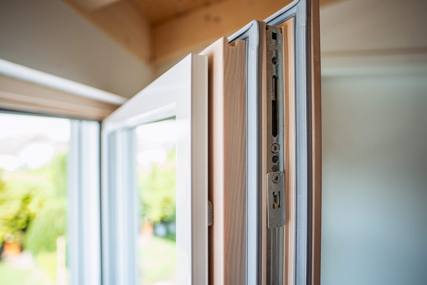 Detail of a wood-aluminum window's multipoint locking hardware