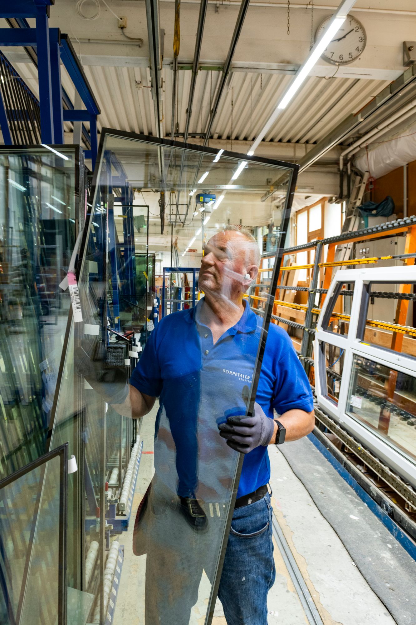 Sorpetaler craftsman inspecting an insulated glass pane
