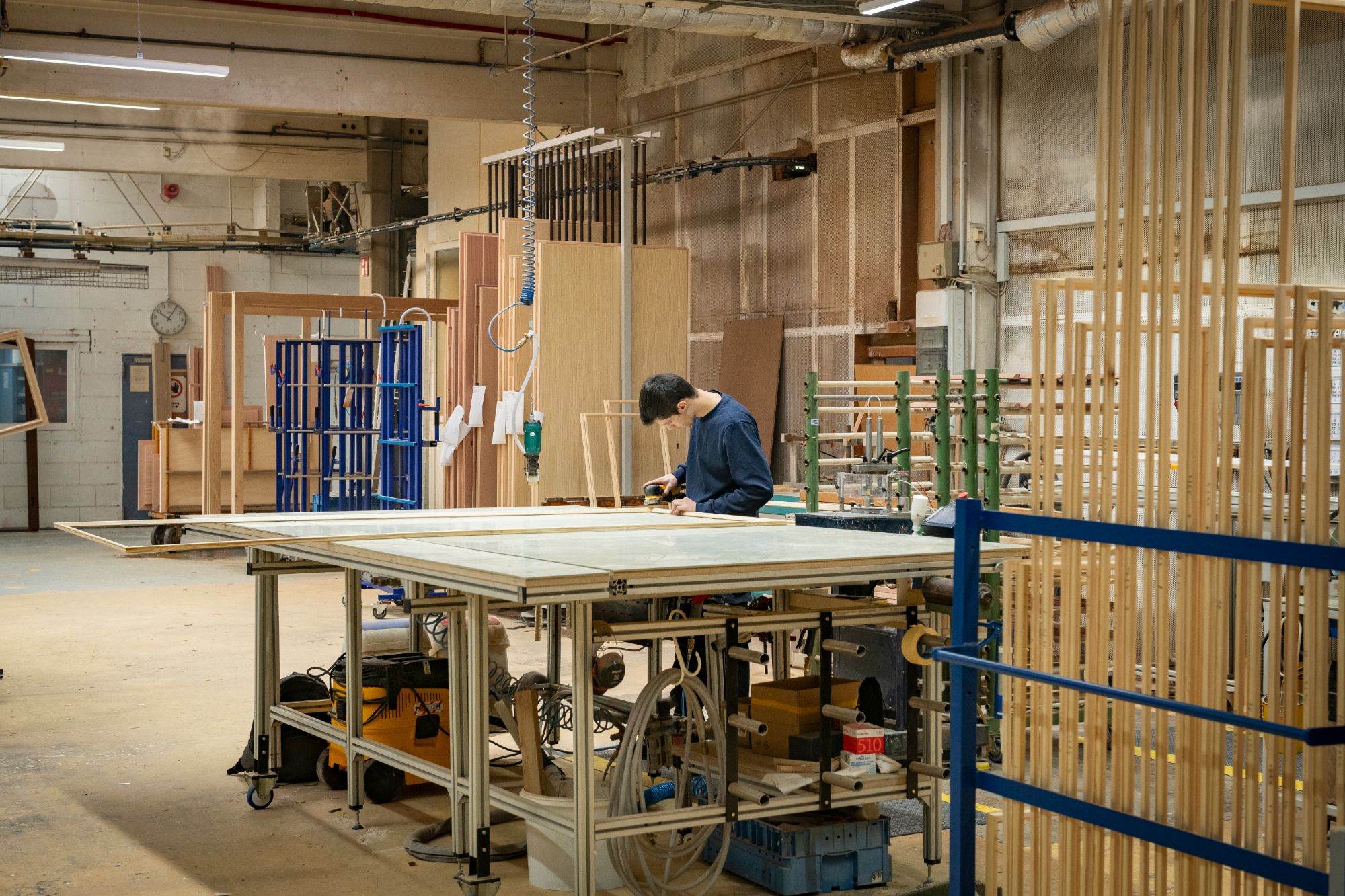 Sorpetaler craftsman assembling an insulated glass window unit