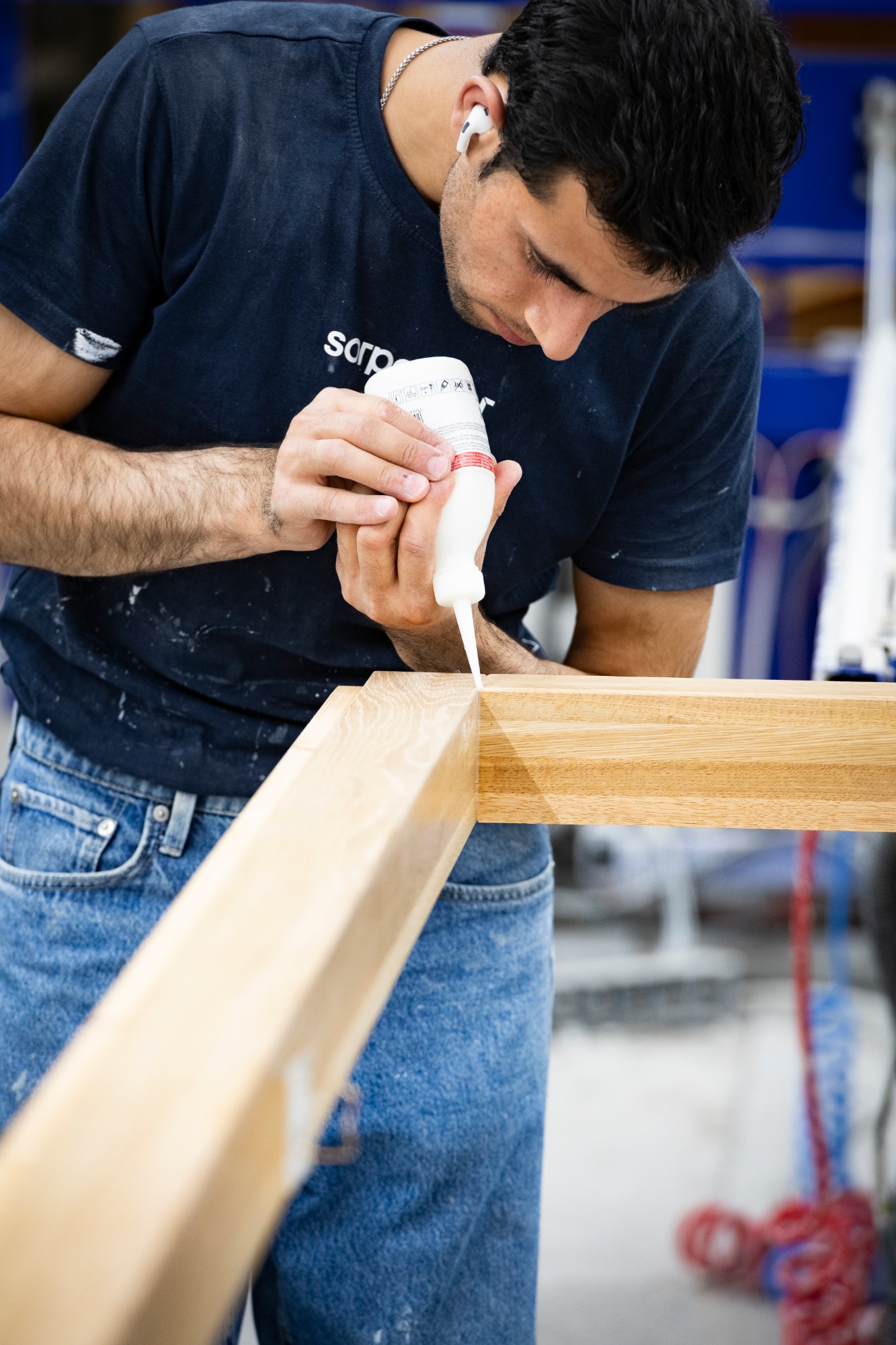 Sorpetaler craftsman gluing a mitered oak frame joint