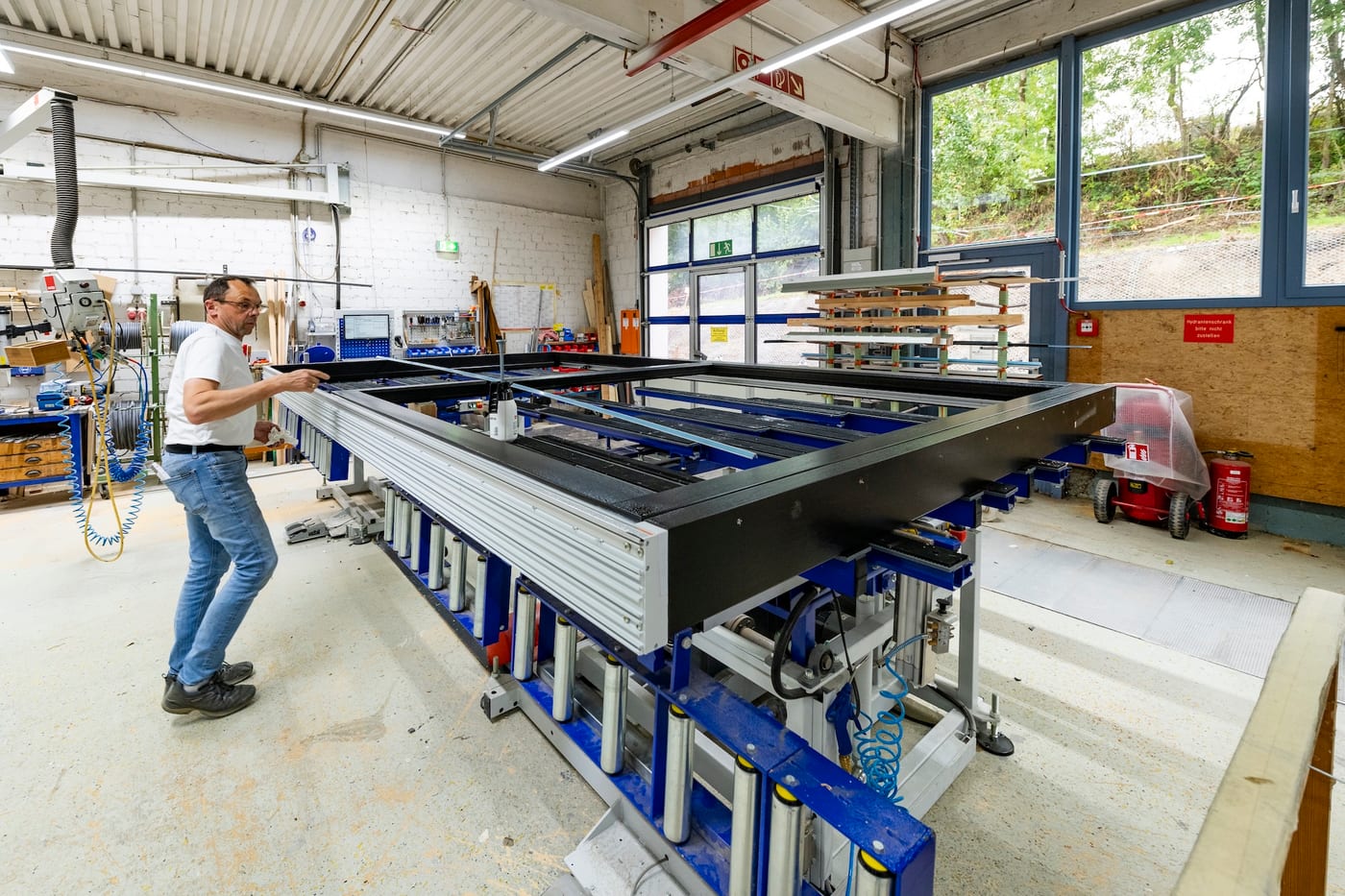 Sorpetaler craftsman working with a large frame assembly machine