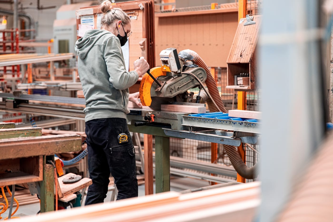 Sorpetaler craftswoman cutting wood on a miter saw