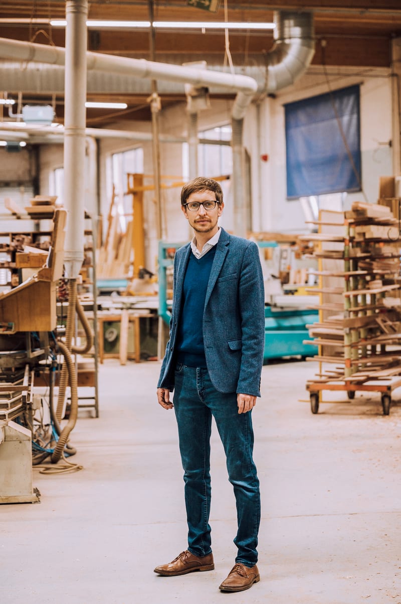 Stefan Appelhans standing in the Sorpetaler workshop
